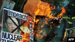 Південна Корея – Демонстрація протесту проти ядерних випробувань Північної Кореї. На плакатах - лідер Північної Кореї Кім Чен Іра, Сеул, 25 травня 2009 р.