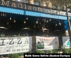 Párizs 16. kerületében egy étterem teraszán molinókon reklámozzák azokat a netes kiszállító cégeket, amelyektől tőlük is rendelni lehet