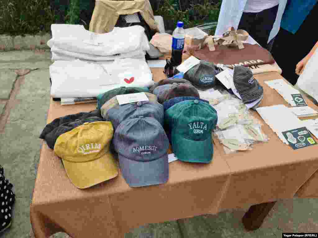 На фестивалі особлива увага приділялася кримськотатарським назвам, що відображалося на написах на представленій продукції