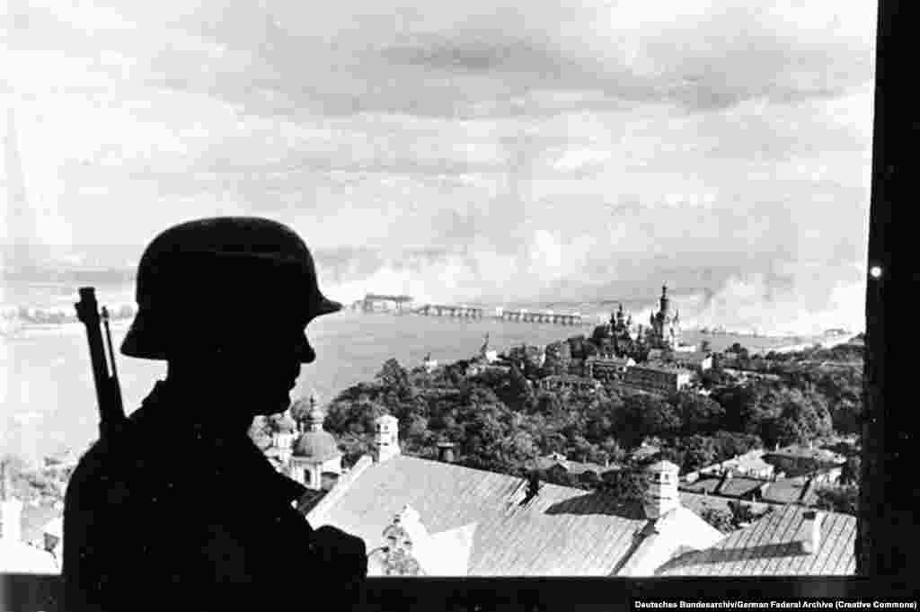 O gardă nazistă la Kiev, 19 septembrie 1941