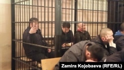 Элмурза Сатыбалдиев (солдо), Каныбек Жороев (ортодо) жана башкалар сот залында. 