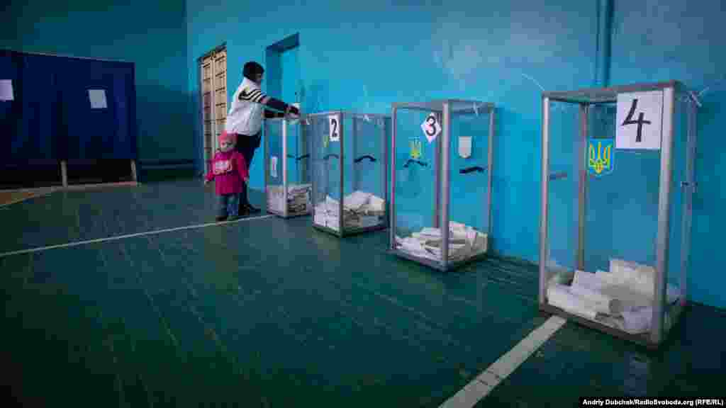 Попри очікування, явка на дільницях у Станиці Луганській була відносно невелика. У середньому близько 20-30% від кількості виборців за списками