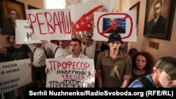 Фоторепортаж: кількасот студентів вийшли на акцію «Ні Портнову в КНУ»