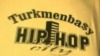 Майка туркменского рэпера с надписью "Туркменбаши - город хип-хопа". Скриншот с сайта "Ютуб". 