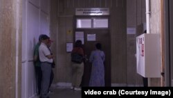 Азиза Гулмуродова жаткан жандандыруу бөлүмү. Дилафруз кызынын абалын билүү үчүн эшик алдында дарыгерди күтүп турат.