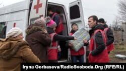 Волонтеры Красного Креста раздают гуманитарную помощь жителям села Бердянское на Донбассе, ноябрь 2016 года