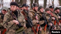 Боевики чеченского батальона «Смерть» признают, что они – русские солдаты и офицеры спецслужб, но называют себя «добровольцами». Донецкая область, декабрь 2014 года