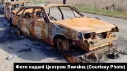 Залишки автомобілів розстріляної військовими РФ колони цивільних людей, які пробували виїхати з окупації. Київщина, Липівка, квітень 2022 року