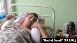 Хушнуд Исомиддинов мегӯяд, рӯзи бомдоди рӯзи 25 апрел дар пайи "облава" аз ошёнаи чаҳорум сарозер шуд ва ду муҳраи миёнаш шикастааст.