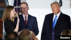 În prezența președintelui american Donald Trump, Amy Coney Barrett depune jurământul după ce a fost confirmată ca nou judecător pe viață la Curtea Supremă americană, Washington, 26 octombrie 2020.