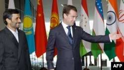 Президенти Русия Дмитрий Медведев (аз рост) аз ҳузури раисиҷумҳури Эрон Маҳмуди Аҳмадинажод дар нишасти СҲШ истиқбол кард. Екатеринбург, 16 июни соли 2009.