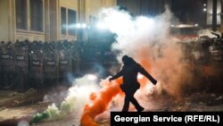 <div>
<div>29-ноябрь, 2024-жыл. Грузин өкмөтү Евробиримдикке кирүү боюнча сүйлөшүүлөрдү токтотконун жарыялагандан кийин башталган нааразылык акцияларынын экинчи түнүндө тартылган сүрөт.&nbsp;&nbsp;</div>
</div>
<div>&nbsp;</div>
