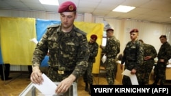 Голосування на одній з виборчих дільниць Києва під час виборів президента України, 25 травня 2014 року