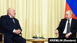 Руският президент Владимир Путин (вдясно) се среща с беларуския лидер Александър Лукашенко край Москва, 17 февруари.