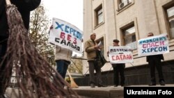 Жителі Херсона «подарували» Президентові мітлу, Київ, 26 жовтня 2010 року