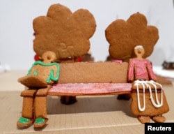 Disa biskota me xhenxhefil të përgatitura për Krishtlindje ilustrojnë distancën fizike.