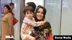 Хамза (Ибрагим) Тиллозода и его мать Мижгона Зайниддинова в стамбульском аэропорту