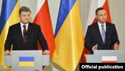 Президент України Петро Порошенко (л) і президент Польщі Анджей Дуда під час зустрічі у Варшаві, 2 грудня 2016 року