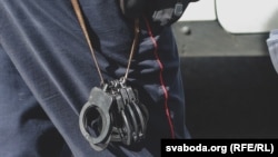 Білоруський силовик із наручниками, фото ілюстративне