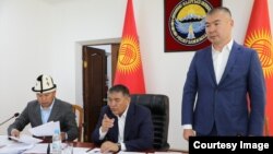 Президенттин Нарын облусундагы мурдагы өкүлү Алтынбек Эргешов, УКМКнын төрагасы Камчыбек Ташиев, президенттин Иш башкармалыгынын башчысы Каныбек Туманбаев. Нарын шаары. 25-июнь, 2025. 