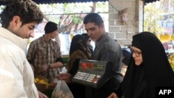 رییس جمهوری ایران گفته است که سال تازه خورشيدی، سال دگرگونی های بزرگ برای اقتصاد ايران خواهد بود. (عکس: AFP)