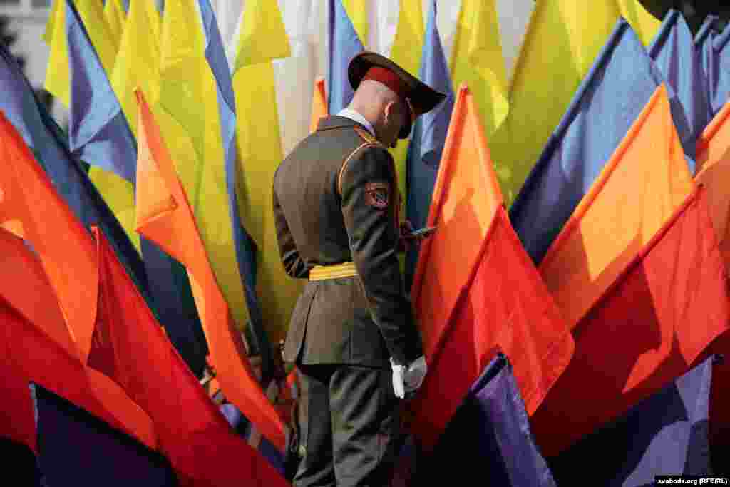 Un soldat din Zaslaue, regiunea Minsk din Belarus, în timpul unei sărbători a orașului pe 26 august. (RFE/RL)