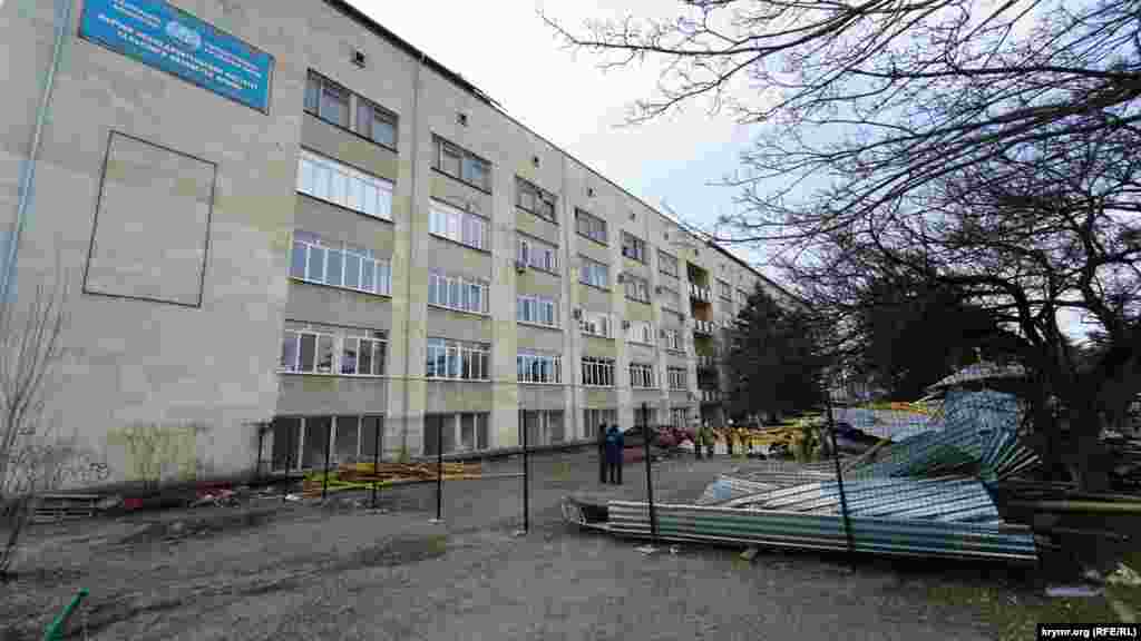 Здание НИИ (научно-исследовательского института) сельского хозяйства Крыма на улице Киевская, 150. Часть помещений в левом торце этой пятиэтажки занимает отдел судебных приставов по Киевскому району Симферополя