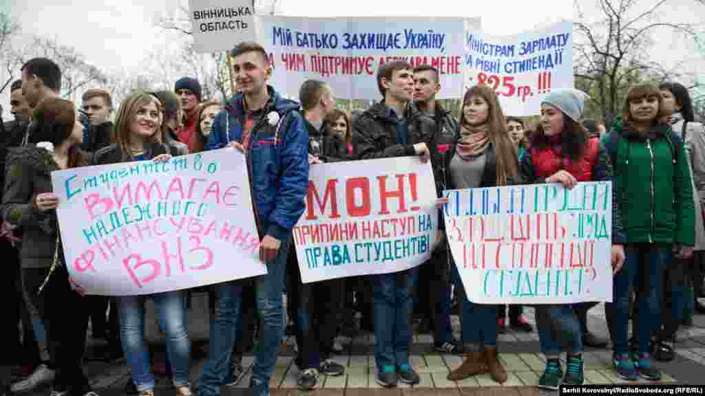 Близько тисячі студентів зі всієї України зібрались на попереджувальну акцію у парку імені Шевченка в центрі Києва