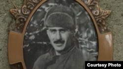 Капитан Монти. Изображение на стеле у места гибели.