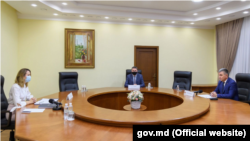 Negociatorul șef al Chișinăului, Olga Cebotari, și liderul separatist Vadim Krasnoselski, la Tiraspol, 12 noiembrie 2020