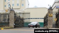 A minszki orosz nagykövetség kapuja