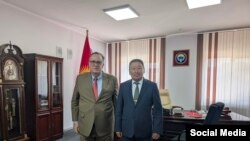 Коопсуздук кеңешинин катчысы Бактыбек Бекболотов Кыргызстандагы АКШ элчиси Лесли Вигери. 