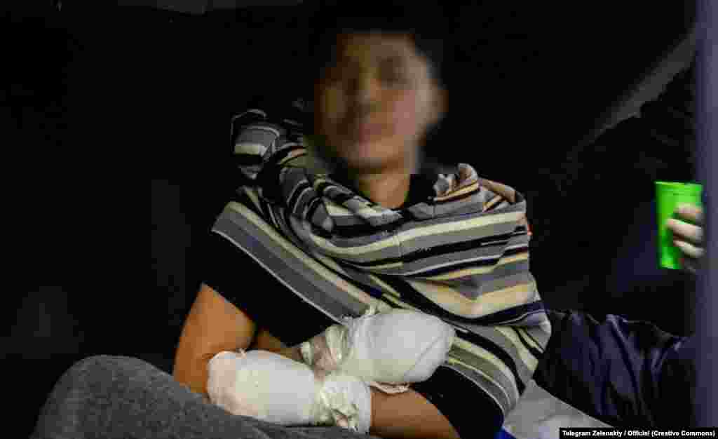 Один із таких доказів публікував президент України Володимир Зеленський – фото північнокорейського військового, який потрапив в український полон.Його захопили оператори ССО ЗСУ, які пізніше розповіли журналістам проєкту Радіо Свобода Донбас Реалії про деталі цієї спецоперації