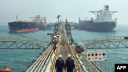 طى سه ماه گذشته، تحريم فروش مواد پالايش شده نفتى به خصوص بنزين، تحريم شركت هاى وابسته به سپاه پاسداران وهمچنين موضوع تحريم نفت خام ايران مورد به عنوان تنبيهات احتمالى در محافل جهانى مورد توجه قرار گرفته اند.