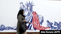 Frescă pe zidul fostei ambasade SUA din Teheran.