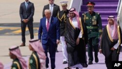 Президент США Дональд Трамп із кронпринцом Саудівської Аравії Мухаммадом бін Салманом після прибуття в Ер-Ріяд, Саудівська Аравія, 13 травня 2025 року