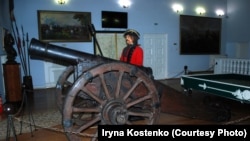 Інтер’єр музею «Поле Полтавської битви» в місті Полтаві. Цей державний музей України й досі прославляє російського царя Петра Першого, «силу російської зброї» та тодішню перемогу над українцями