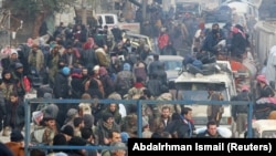 Алеппонун чыгышынан эвакуацияны күткөндөр. 16-декабрь, 2016 -жыл. 