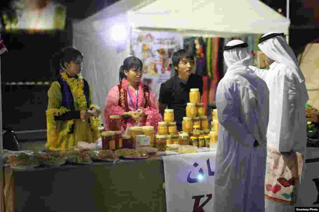 Көргөзмөгө келгендерди кыргыз балы да кызыктырууда.