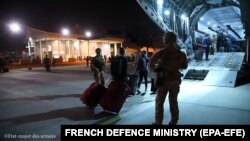 Francia katonák és civilek szállnak be egy repülőgépbe Kabulban