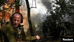 Боєць 110-ї окремої бригади військ ТРО ЗСУ веде вогонь із гаубиці по російських загарьниках на передовій у Запорізькій області. Україна, 16 червня 2025 року