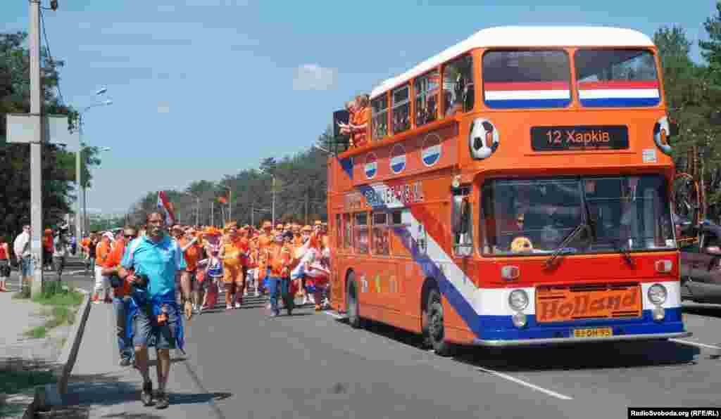 Попереду колони &ndash; їде автобус 