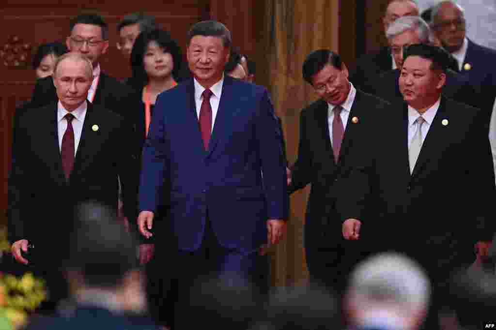 Официальным поводом встречи стала 80-я годовщина Победы во Второй мировой войне. Председатель Си Цзиньпин приветствовал коллег на красной дорожке на площади Тяньаньмэнь.