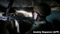 Ukrán katona a donyecki frontvonalon, 2021. február 19-én.