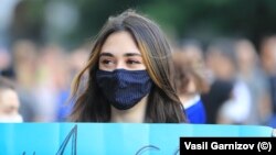 Младо момиче по време на протест в София. Снимката е илюстративна. 