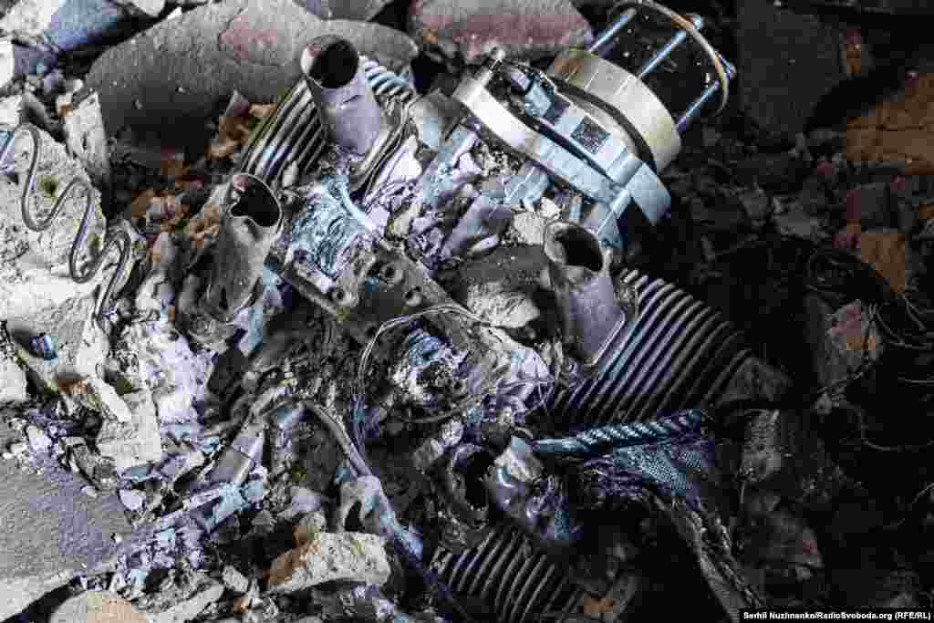 Фрагмент ударного дрона у квартирі, що згоріла