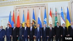 Групове фото прем'єр-міністрів держав-учасниць СНД, Санкт-Петербург, 18 жовтня 2011 року