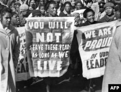 Демонстрация перед судом в Претории, который 12 июня 1964 года приговорил Нельсона Манделу и еще нескольких деятелей к пожизненному заключению