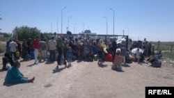 Түркіменстанмен арадағы шекара бекетінде тұрған адамдар. Өзбекстан, 6 маусым 2012 жыл. (Көрнекі сурет.)