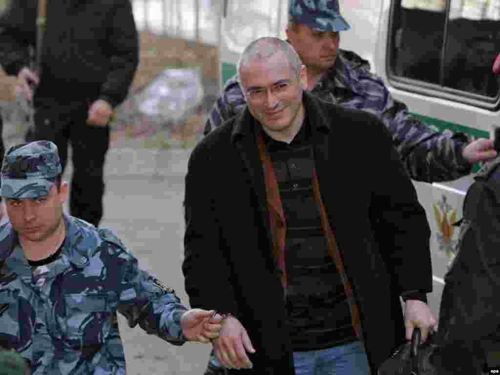 Поранешниот најбогат руски бизнисмен Михаил Ходрковски на пат до судницата во Москва.